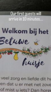 Onze eerste gasten zullen binnen 10 minuten arriveren! Laatste checks... wij zijn er klaar voor! Zó leuk!