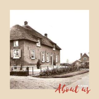 De boerderij waarin het Betuwe Huisje gevestigd zit is rond 1860 gebouwd op een terp: een zandheuvel. Daarom staat het huis hoger dan de weg. De familie woonde in het voorhuis en de koeien stonden op de Deel. 

Een gedeelte van die Deel is in de jaren '50/'60 verbouwd tot appartement: het huidige Betuwe Huisje. Achter het huis werd in die tijd een grote schuur gebouwd met koelcellen, want op het weiland begon de familie een aardbeien kwekerij. 

Toen wij in 2016 het huis kochten groeiden er al jaren geen aardbeien meer op het land. We hebben stap voor stap het huis opgeknapt en zoveel mogelijk de oude charme geprobeerd te herstellen en behouden. In het appartement getuigen de oude houten palen en de jaren '50 deuren nog van de geschiedenis in het huis. Kun je nog meer oude details herkennen?